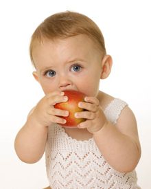 Дети с рождения любят фрукты и другие продукты питания растительного происхождения