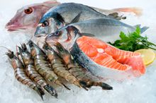 Выбираем разную рыбу и морепродукты