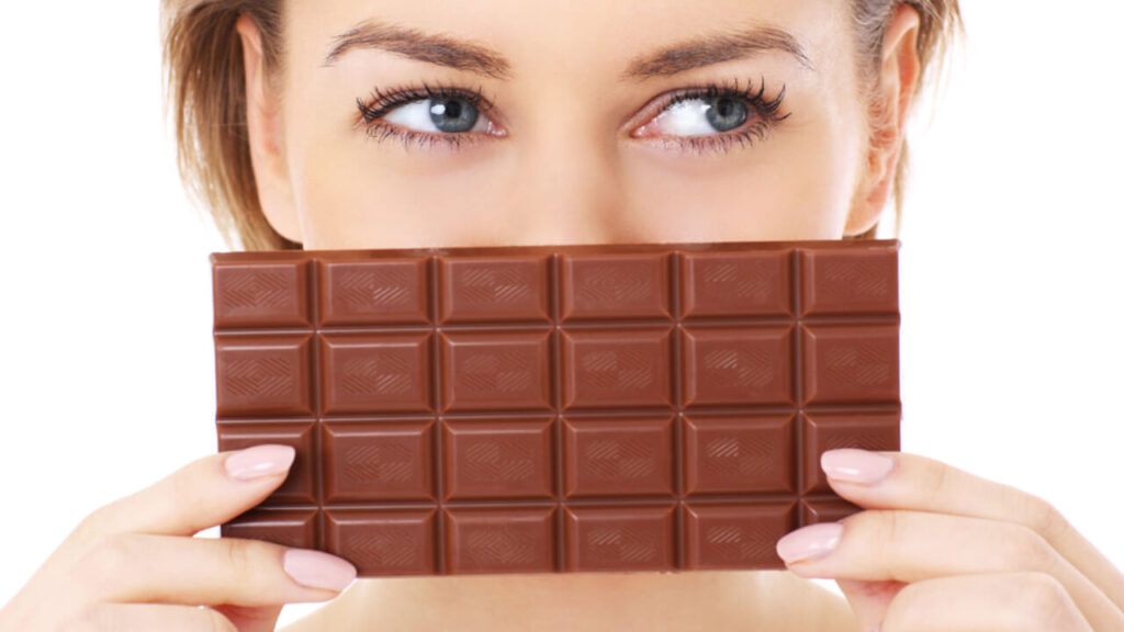 Черный шоколад полезнее молочного и белого: почему так?